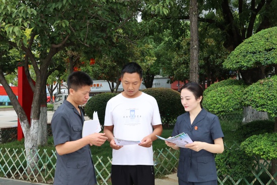图①为法院干警为群众讲解法律知识三