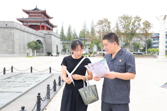 图④为法院干警向群众发放涉军宣传彩页