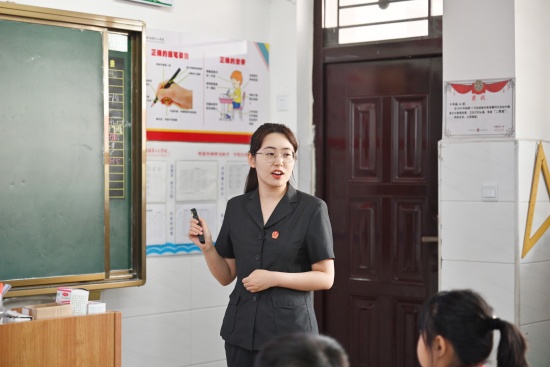 图二:法官助理杨逸丹进行现场授课