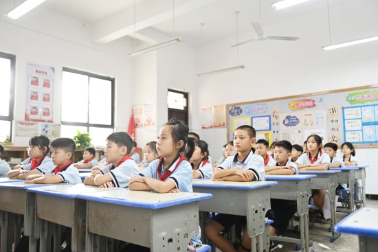 图五:学生们凝神聆听