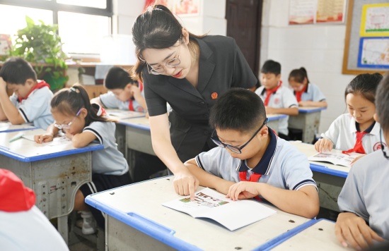 图四:干警向学生们发放普法宣传彩页