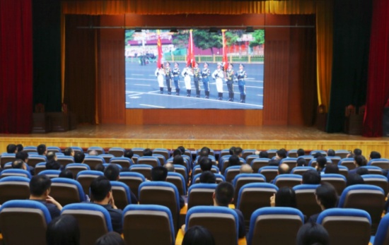 南阳宛城区法院组织集中观看纪念中国人民抗日战争暨世界反法西斯战争胜利80周年大会