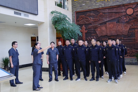 新野县法院：城市管理者走进法院 零距离感受阳光司法