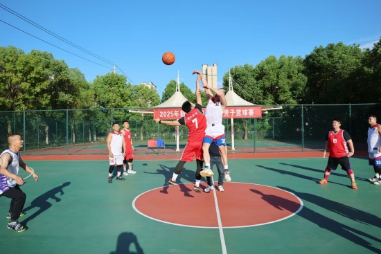 新野县法院：赛场竞逐迎国庆 活力飞扬展风采