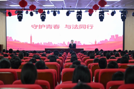 南阳高新区法院开展送法进校园活动