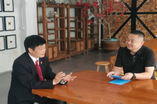 2、法官与合作社负责人开展面对面的座谈交流