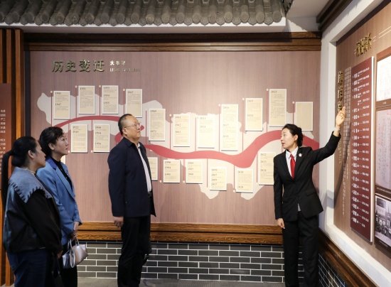 图1为西峡法院参观考察文水法院院史馆