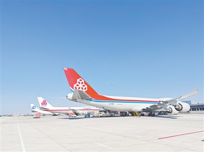 郑州机场再刷新两项纪录