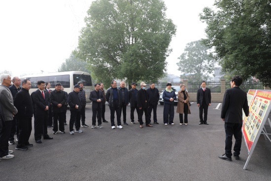 重阳敬老 情暖金秋——新野县法院邀请退休干警“回家看看”