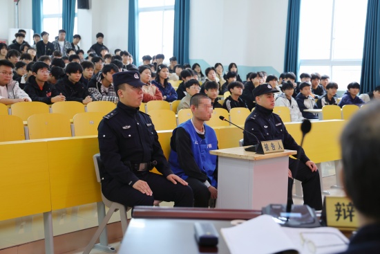 学生们全神贯注聆听发言 (1)