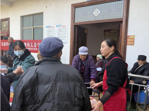 河南太康县马厂镇政府携手卫生院走进敬老院开展健康义诊与慰问活动