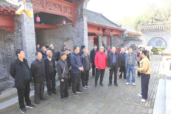 方城县法院组织退休老干部开展主题党日活动