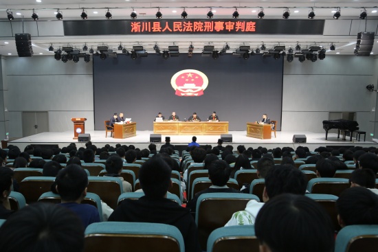 淅川县法院走进南阳信息工程学院开展普法宣传活动