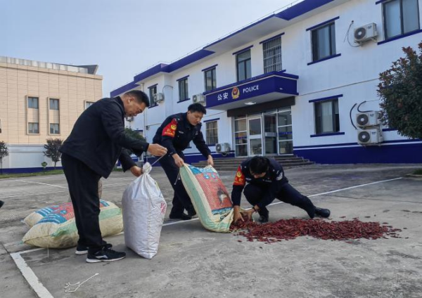 河南郑州铁路公安处禹州站派出所：办公大院变成“晒椒场” 村民忧愁变成笑容
