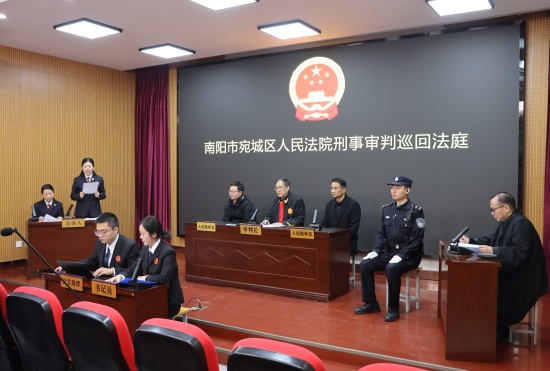 巡回审判现场-公诉人宣读起诉书