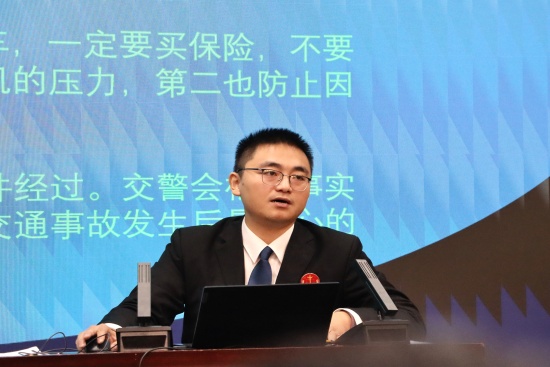 法官助理寇玄欣讲授法治课