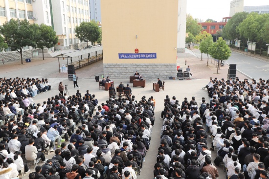 方城县法院：书香萦绕法徽旁 一场教学楼畔的庭审