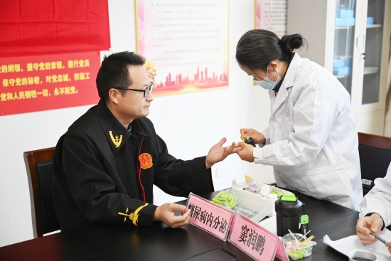 图四:干警就各种健康问题与专家深入沟通2