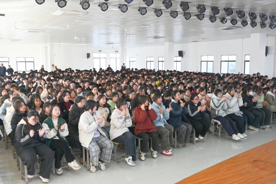 南召法院院长走进南召二高讲授思政课图片2 (1)