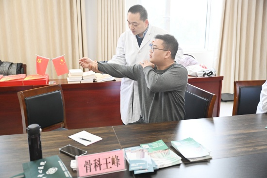 图五:干警就各种健康问题与专家深入沟通3