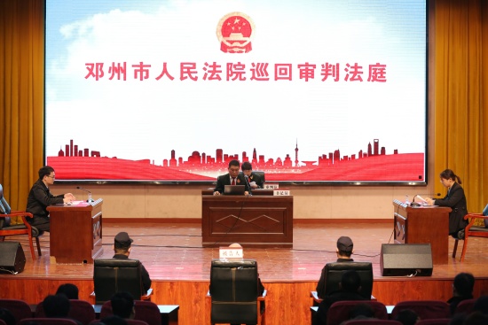 庭审照