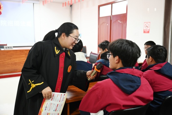 图六:法官现场与学生互动
