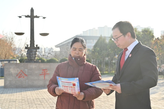 社旗县法院：街头普法 “宪”在出发