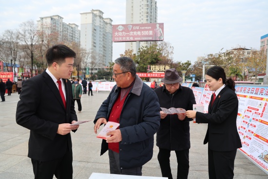 宪法宣传“进广场” 法治精神润民心