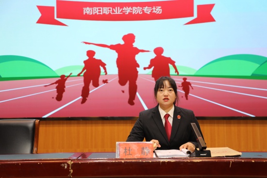 图三 庭审结束,法官现场进行普法讲座。