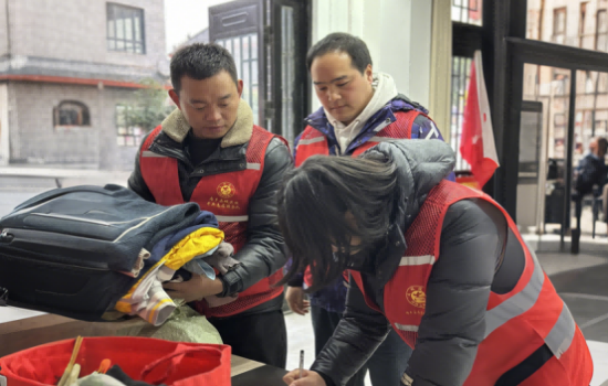 河南内乡：退役老兵志愿服务队捐衣送暖，寒冬里续写“戎”光担当