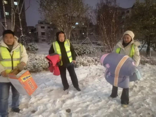 邓州民政局：冰雪天里救助乞讨人员