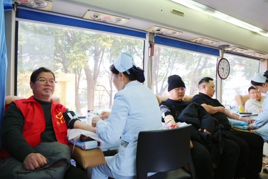 新野县法院:无偿献血暖人心 司法为民显担当