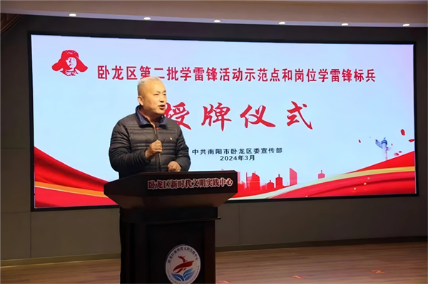 慧眼发掘“真善美”  三十八年献大爱    ——访河南省教育宣传先进个人屈连文