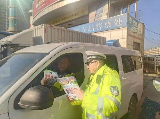 安全知识伴旅途丨商丘交警进客运站送平安