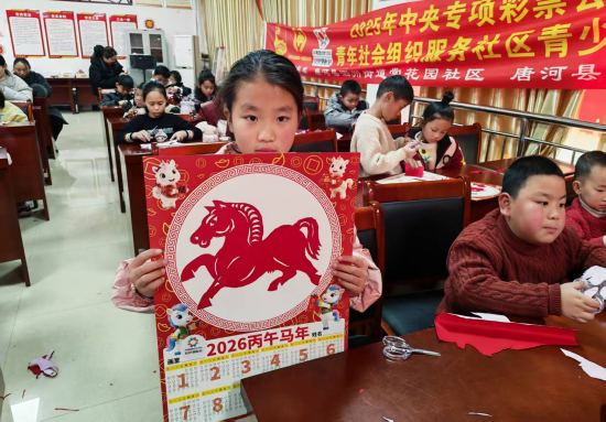 唐河县泗洲街道：剪纸传非遗 暖心护成长