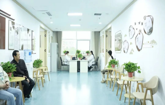 新野县人民医院：中西医结合解病痛 一站式服务护健康