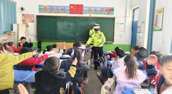 商丘交警走进农村开展交通安全宣传活动