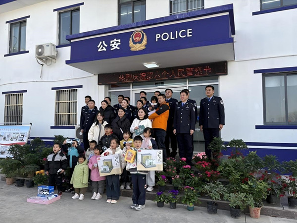 河南省郑州铁路公安处禹州高铁站派出所： 庆祝第六个中国人民警察节暨警属开放日