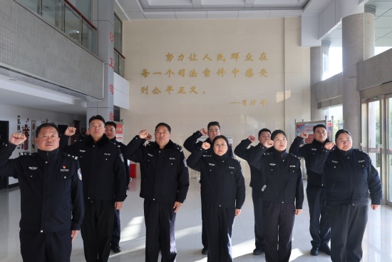 警徽映初心 誓言铸忠诚——镇平县法院庆祝中国人民警察节
