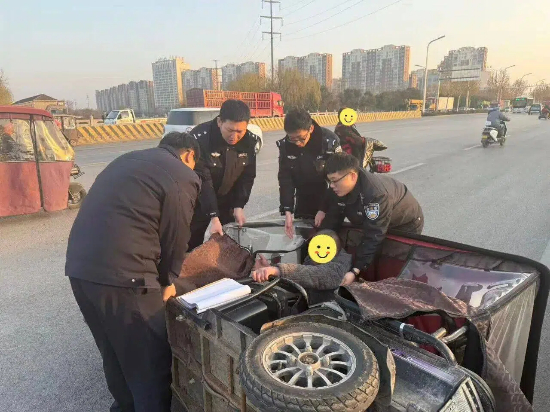 三轮车侧翻群众受困，民警及时救助温情守护