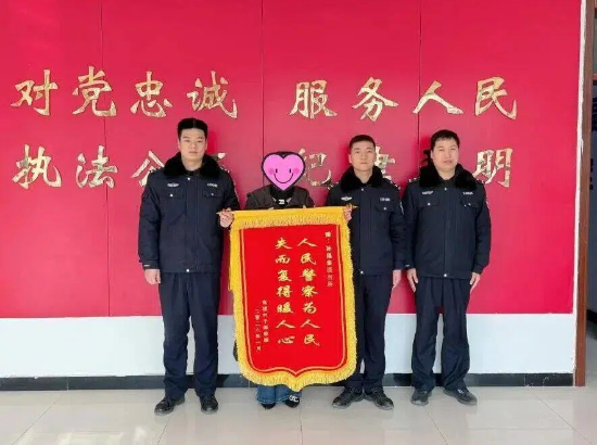 孙福集派出所：民警暖心寻回手机 失主致谢赠送锦旗