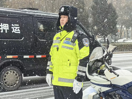 商丘交警铁骑大队：雪刃破寒夜 铁骑护民安 