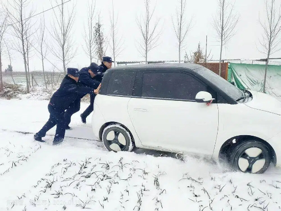 雪天李庄派出所民辅警帮忙推车暖民心