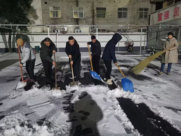内乡县瓦亭镇卫生院：雪夜除雪护平安