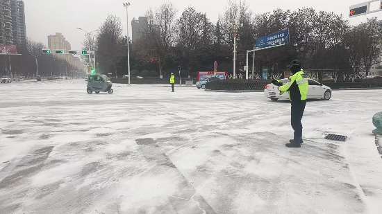 商丘交警斗严寒 战风雪 保路畅  呈现雪中最美“警”色