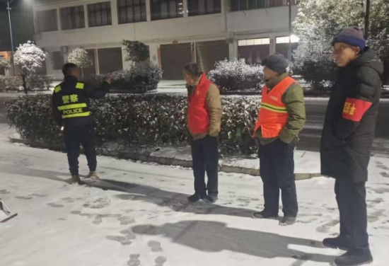 风雪无阻守护平安：内乡县赤眉镇冬季雪天持续开展治安巡逻工作