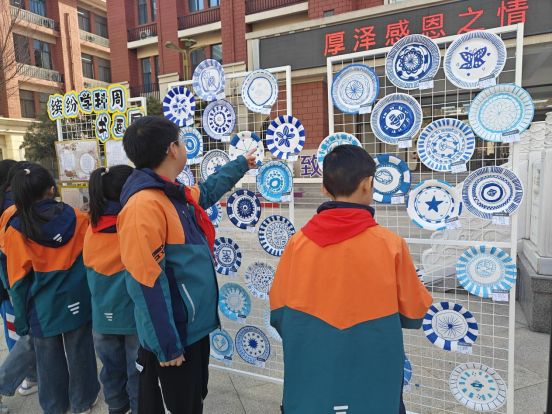 瓷韵绘心承文脉 线描传美润童心——鹤壁致诚小学线描社团活动赋能美育成长 