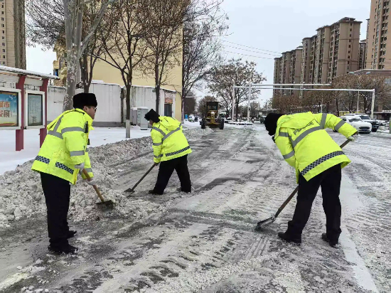 商丘交警及时除雪破冰排查隐患保畅 通便民出行暖人心