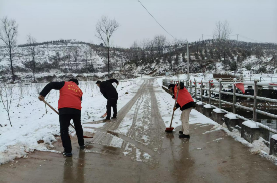 内乡县赤眉镇:闻冰即动保畅通 全力除雪护平安