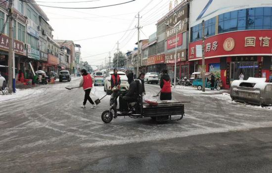 内乡县赤眉镇:志愿红顶风冒雪除冰清路 暖心行动守护出行安全